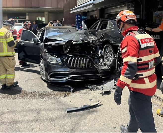 12일 오후 서울 강남구 논현동 한 식당 앞에서 80대 여성이 몰던 검은색 승용차가 식당 방향으로 돌진한 사고가 발생해 소방대원들이 수습에 나서고 있다. (사진=강남소방서 제공)