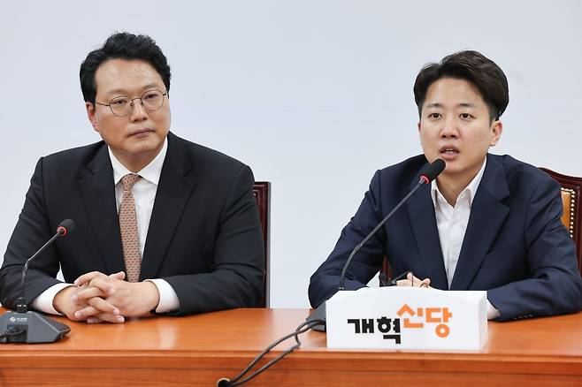 개혁신당 이준석 의원(오른쪽)이 6월 5일 오후 서울 여의도 국회에서 열린 선거대책본부 해단식에 참석해 인사말을 하고 있다. 왼쪽은 천하람 원내대표 겸 당 대표 권한대행. 뉴스1