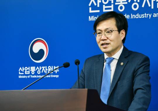 여한구 산업통상자원부 통상교섭본부장이 12일 산업부 기자실에서 기자들과 만나 취임 이후 소감을 밝혔다. 산업부 제공