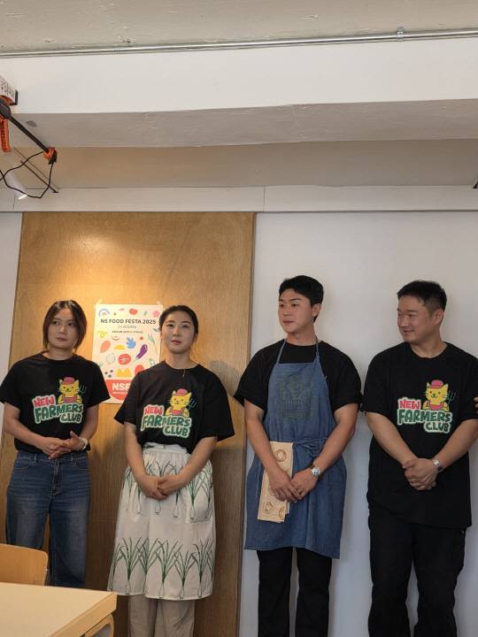 12일 서울 연희동에서 열린 NS홈쇼핑 '뉴파머스 팝업레스토랑2025'에서 젊은농부들이 인사를 하고 있다. (왼쪽부터 곽진영, 김도혜, 박세현, 정찬수씨. 사진=김수연기자 newsnews@