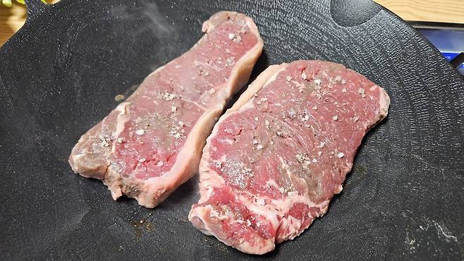 20250611_210015.jpg 저녁 채끝 등심 구워서 한잔