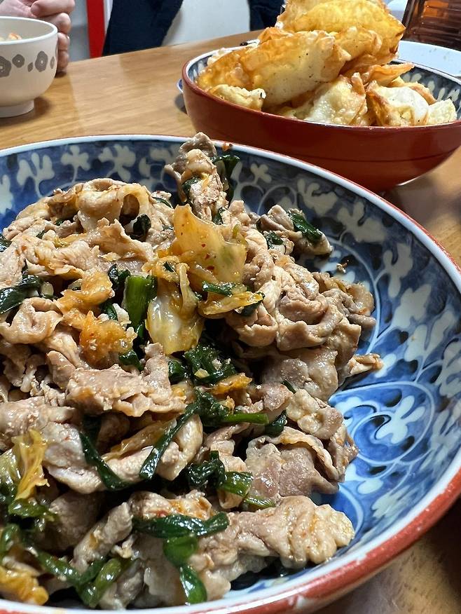 일본식 돼지김치두루치기와 치즈튀김.jpg 한국간식을 가져가면 얻어먹을 수 있는 평범한 일본의 가정식