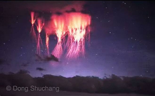 티베트 밤하늘 레드 스트라이프 번개