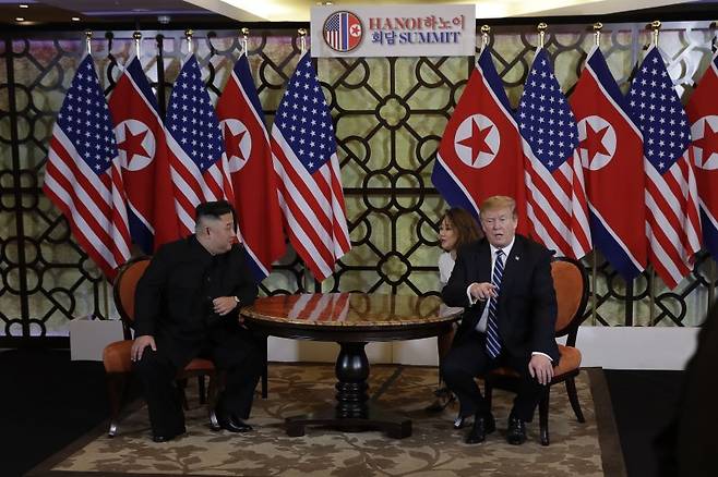 김정은(왼쪽) 북한 국무위원장과 도널드 트럼프 미국 대통령이 2019년 2월 28일(현지시간) 베트남 하노이 메트로폴 호텔 회담장에서 회담하고 있다. 캐롤라인 레빗 백악관 대변인은 11일 브리핑에서 트럼프 대통령이 김 위원장과 서신이 교환이 가능하며 자신의 1기 집권 당시처럼 북미 관계가 개선되기를 원하고 있다고 밝혔다. AP 뉴시스