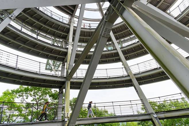 만천하스카이워크 나무데크를 걷고 있는 여행객들