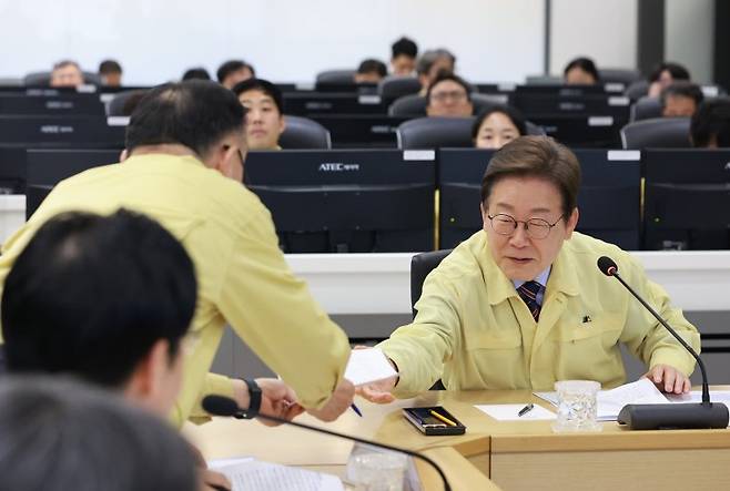 이재명 대통령, 장마 대비 현장 점검 회의 (서울=연합뉴스) 홍해인 기자 = 이재명 대통령이 12일 서울 서초구 한강홍수통제소에서 수해(장마) 대비 현장 점검 회의 중 이한경 재난안전관리본부장으로부터 보고서류를 받고 있다. 2025.6.12 hihong@yna.co.kr (끝)