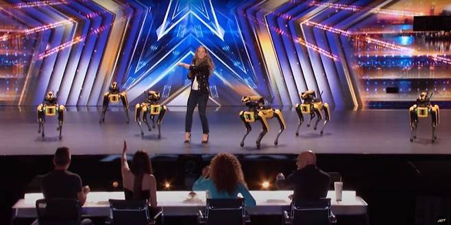 지난 10일(현지시간) 방송된 미국 TV쇼 ‘아메리카 갓 탤런트’에서 보스턴 다이나믹스 '스팟'이 노래에 맞춰 안무를 선보이고 있다. 사진=아메리카 갓 탤런트 유튜브 채널 캡쳐