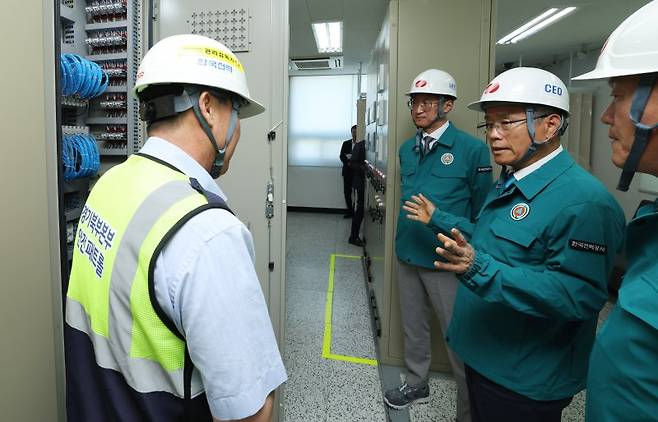 김동철 한국전력공사 사장(오른쪽 첫번째)이 지난 11일 신의정부 변전소에서 현장 관계자와 대화하고 있다. 한전 제공
