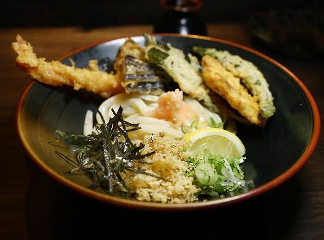 ‘우동선’에 있는 ‘텐뿌라 붓가케우동’. 박미향 기자