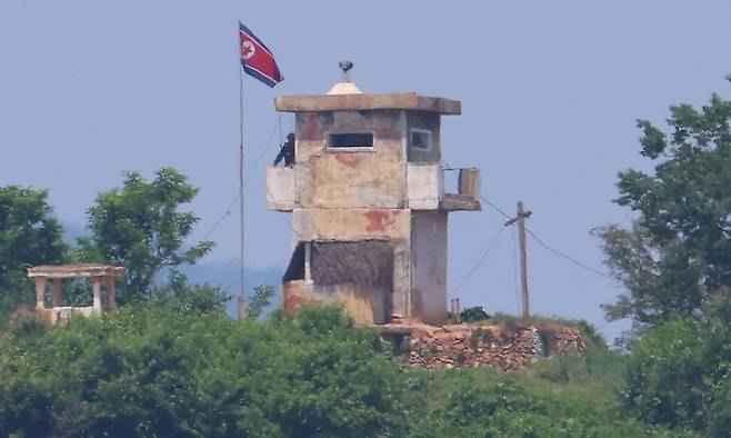 경기도 파주 접경지역에서 바라본 북한군 초소. 연합뉴스 자료사진