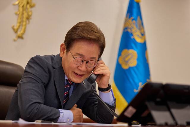 이재명 대통령이 12일 용산 대통령실에서 르엉 끄엉 베트남 국가주석과 전화 통화를 하고 있다. 대통령실 제공