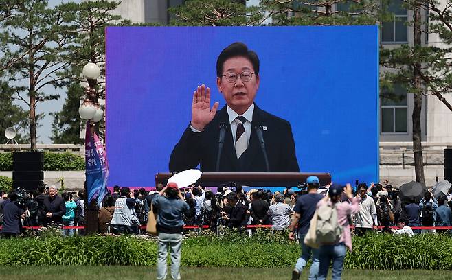 2025년 6월4일 서울 여의도 국회에서 열리는 이재명 대통령 취임식을 시민들이 지켜보고 있다. 이종근 선임기자