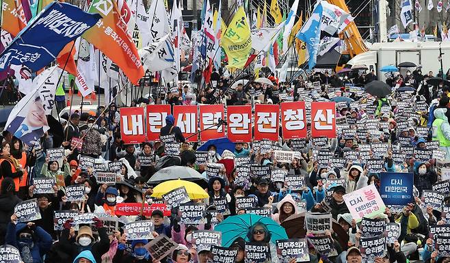 ‘윤석열 즉각퇴진·사회대개혁 비상행동’이 2025년 4월5일 오후 서울 경복궁 동십자각에서 연 ‘승리의날 범시민대행진’의 참석자들이 민주주의 승리를 외치고 있다. 한겨레 김경호 선임기자