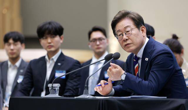 이재명 대통령이 11일 서울 영등포구 한국거래소에서 열린 주식시장 불공정거래 근절을 위한 현장 간담회에서 참석자 질문에 답하고 있다. 뉴시스