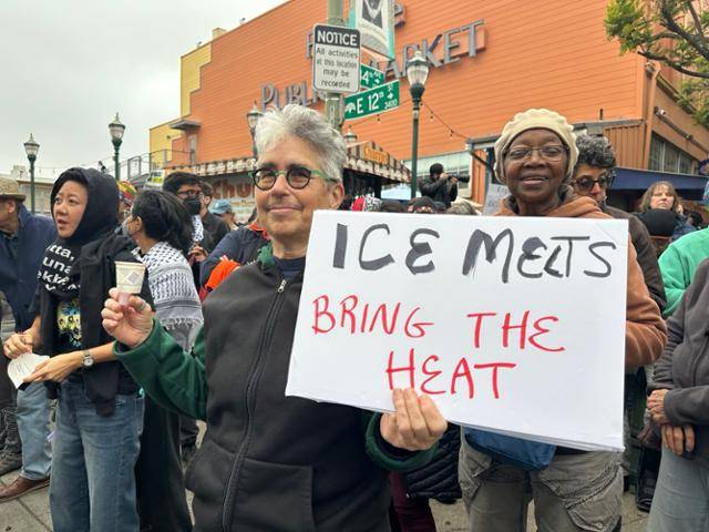 10일 미국 캘리포니아주 오클랜드 도심의 한 대형 광장에서 한 손엔 촛불, 다른 손엔 손팻말을 든 한 시민이 미국 이민세관단속국의 불법 이민 단속에 반대하고 로스앤젤레스의 이민자들에게 연대를 표하는 집회에 참가하고 있다. 오클랜드=이서희 특파원