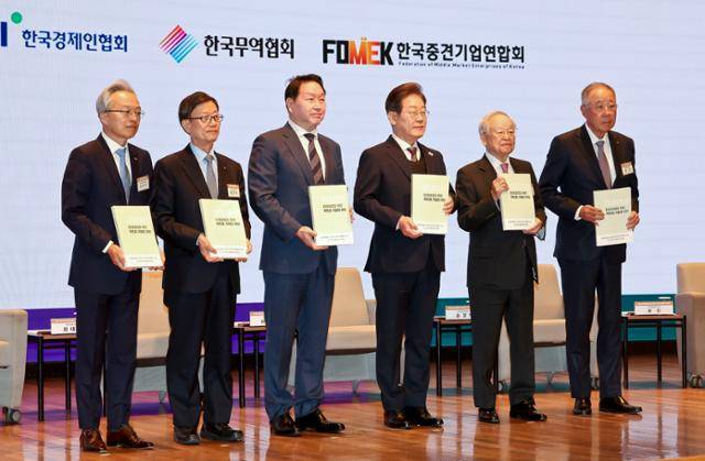 이재명(왼쪽 네 번째) 당시 더불어민주당 대선 후보가 5월 8일 서울 중구 대한상공회의소에서 열린 '대선 후보 초청 경제5단체 간담회'에서 정책 제언집을 전달 받은 후 기념촬영을 하고 있다. 왼쪽부터 최진식 한국중견기업연합회장, 윤진식 한국무역협회장, 최태원 대한상공회의소 회장, 이 당시 후보, 손경식 한국경영자총협회장, 류진 한국경제인협회장. 국회사진기자단