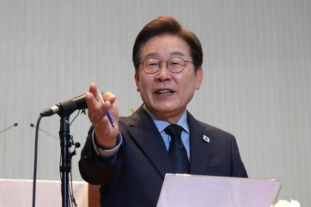 이재명 대통령이 대선 후보 시절인 2일 경기 성남 주민교회에서 열린 기자회견에서 취재진의 질문을 받고 있다. 고영권 기자