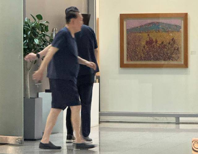 윤석열 전 대통령에 대한 경찰 특별수사단의 2차 출석 요구일인 12일 오전 윤 전 대통령이 소환 통보에 응하지 않은 채 반바지 차림으로 경호원들과 서울 서초구 아크로스타 상가를 활보하고 있다. 남동균 인턴기자