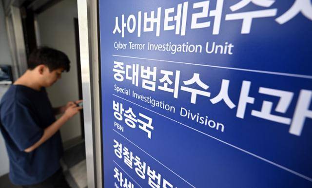 체포영장 집행 방해 등의 혐의를 받는 윤석열 전 대통령이 경찰의 2차 소환 요구에 출석하지 않은 12일 서울 서대문구 경찰청 중대범죄수사과 건물 안으로 한 관계자가 들어가고 있다. 박시몬 기자