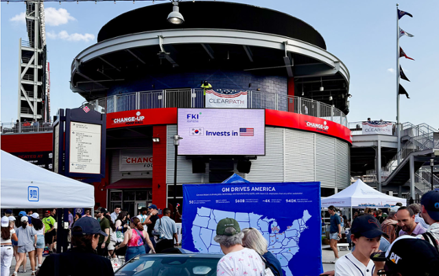 미국 의회 자선야구대회가 열린 11일 워싱턴 DC 내셔널스파크 구장에서 한국의 대미 투자 성과를 알리는 홍보 영상을 상영하고 있다. 한경협 제공