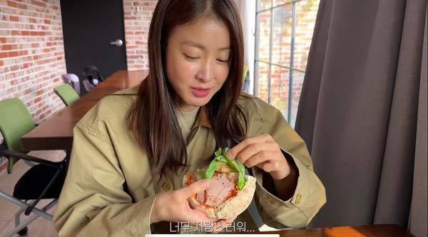 탄수화물보다 단백질과 식이섬유를 먼저 섭취해야 체중 관리에 도움이 된다. 탄수화물만 먹기보다는 식이섬유와 단백질의 비중을 늘려야 혈당 스파이크를 막을 수 있다. 사진은 배우 이시영이 샌드위치를 먹는 장면./사진=유튜브 채널 '뿌시영'