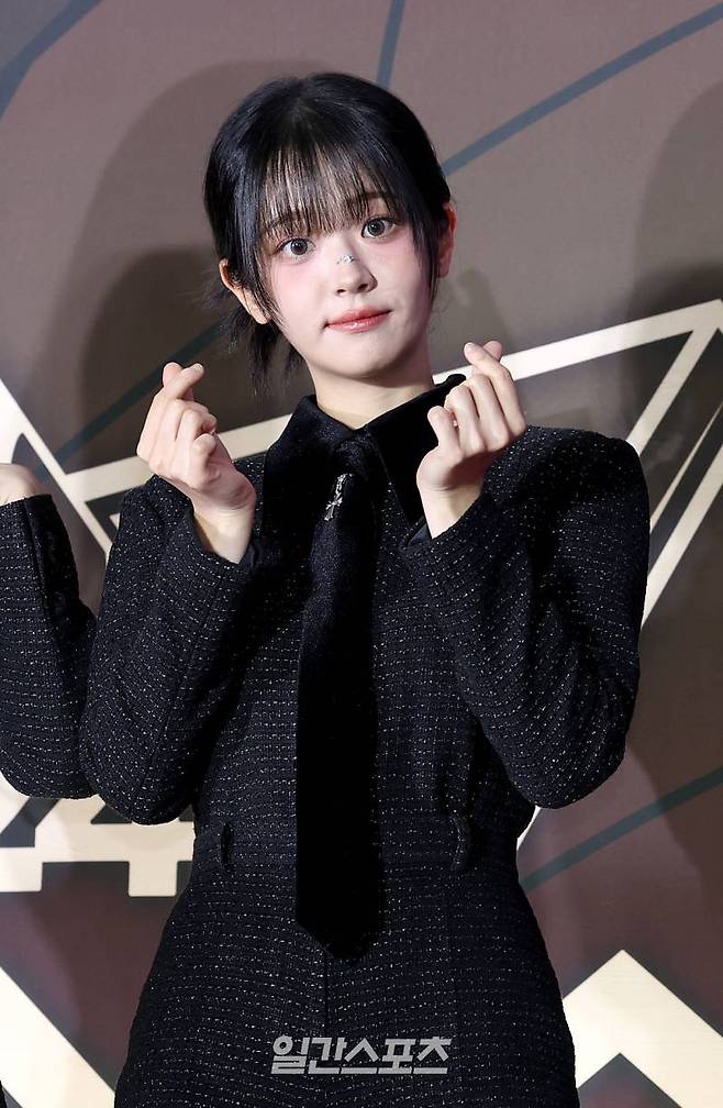 [2024 KGMA] 그룹 QWER 멤버 쵸단이 16일 인천 중구 운서동 인스파이어 아레나에서 열린 '2024 코리아그랜드뮤직어워즈(KGMA)' 첫째날 아티스트데이 레드카펫 행사에 참석해 포토월에서 포즈를 취하고 있다. 일간스포츠(이데일리M)가 주최하고 KGMA 조직위원회가 주관하는 '2024 KGMA'는 올해 창간 55주년을 맞은 일간스포츠가 대한민국 대중음악계에 새로운 패러다임을 제시하기 위해 새롭게 개최하는 시상식으로 16, 17일 이틀간 펼쳐진다. 영종도(인천)=KGMA특별취재반 /2024.11.16/