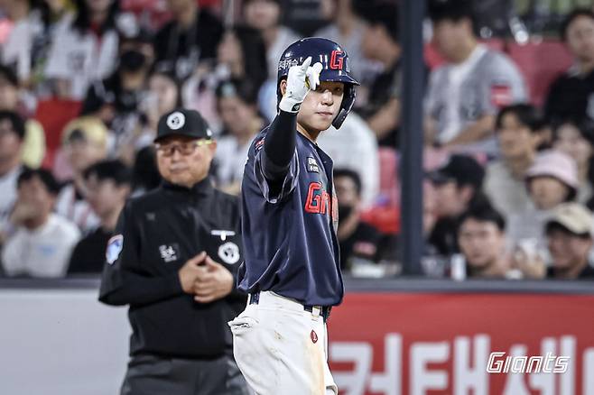 롯데 한태양이 11일 수원 KT 위즈전 8회 초 1사 1루에서 안타를 치고 더그아웃을 향해 세리머니를 하고 있다. 사진=롯데 자이언츠