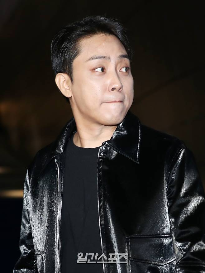 가수 은지원이 17일 오후 서울 중구 동대문디자인플라자에서 열린 '2023 F/W 서울패션위크' 메트로시티 포토콜 행사에 참석해 포즈를 취하고 있다. 서병수 기자 qudtn@edaily.co.kr /2023.03.17.