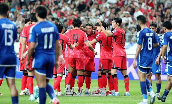 11회 연속 월드컵 본선 진출을 확정지은 대한민국 축구대표팀이 10일 오후 서울 마포구 서울월드컵경기장에서 2026 FIFA 북중미 월드컵 아시아지역 3차 예선 최종전 쿠웨이트와의 경기를 가졌다. 전반 전진우의 선제골에 선수들이 함께 기뻐하고 있다. 상암=김민규 기자 mgkim1@edaily.co.kr /2025.06.10/