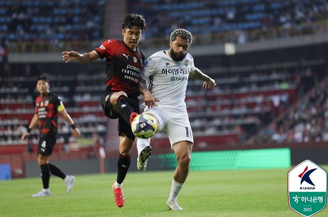 강원 가브리엘(오른쪽).&nbsp; &nbsp; &nbsp;사진=프로축구연맹 제공&nbsp;