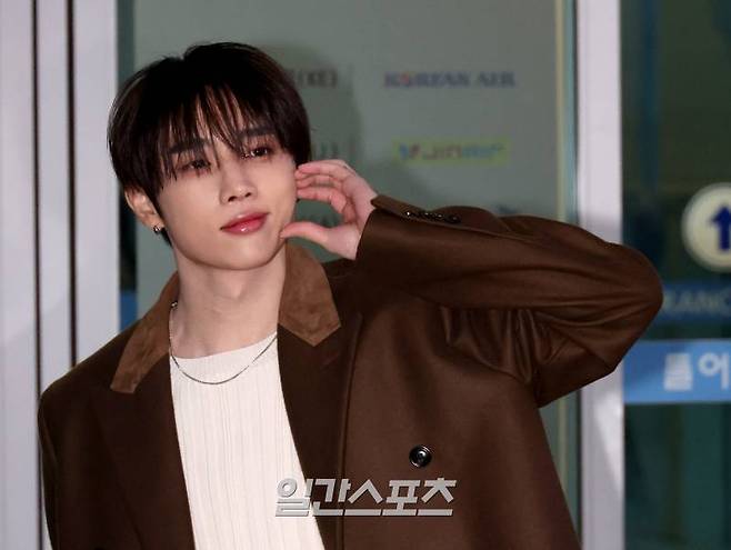 그룹 더보이즈 멤버 선우가 패션위크 참석 차 프랑스 파리로 출국하기 위해 22일 오전 인천국제공항 출국장에 도착해 취재진 앞에서 포즈를 취하고 있다. 인천공항=김민규 기자 mgkim1@edaily.co.kr /2025.01.22/