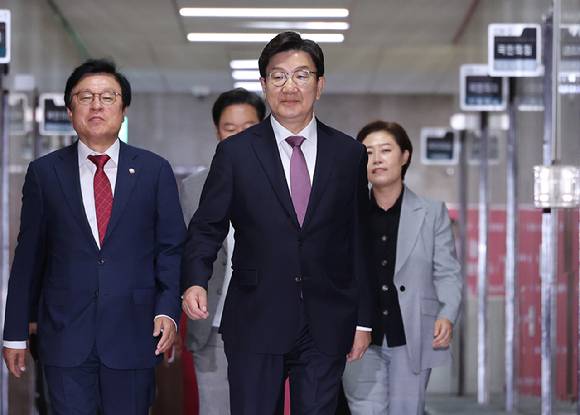 국민의힘 권성동 원내대표가 12일 국회에서 원내대표 퇴임 기자회견을 하기 위해 이동하고 있다.  [사진=연합뉴스]