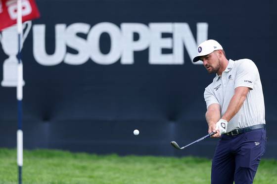 US오픈을 앞둔 연습 라운드 중 어프로치 샷 하는 브라이슨 디섐보. LIV로 옮긴 후 인기와 실력이 점점 늘고 있다. [AFP=연합뉴스]