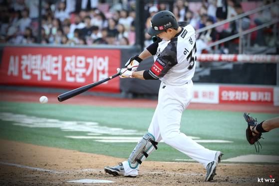 이적 후 맹타를 휘두르는 KT 이정훈. 유틸리티 플레이 능력이 강점이다. [사진 KT 위즈]