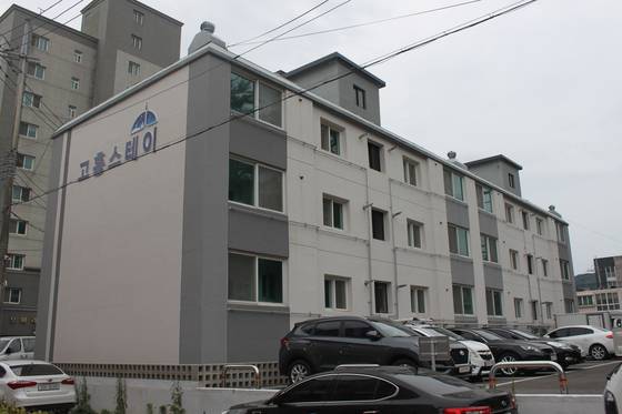 한국전력 사택을 리모델링한 공공 임대주택인 고흥스테이 건물 전경. 현재 4기 참가자 선정 절차를 진행 중이다. 주정완 기자