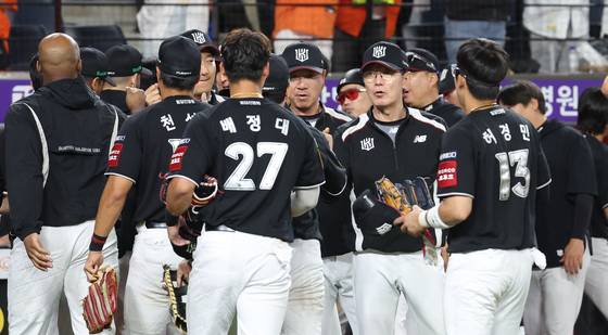 KT 선수들. 뉴스1