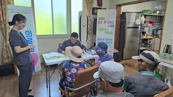 지난 11일 충남 청양군 남양면 흥산1리 경로당에 마련된 '찾아가는 의료원'을 찾은 마을 주민들이 김상경 원장에게서 진료를 받고 있다. 신진호 기자