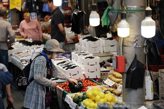 서울 동대문구 경동시장에서 시민들이 장을 보고 있다. 뉴스1