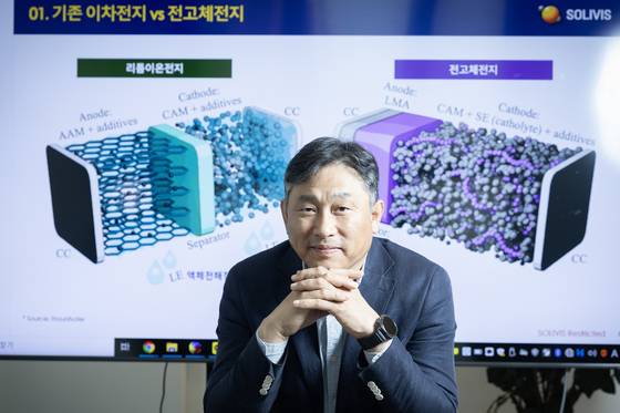 전고체 배터리 소재기업 솔리비스 대표 신동욱 한양대 교수가 27일 오후 경기 하남시 솔리비스에서 중앙일보와 인터뷰를 하고 있다. 전민규 기자.