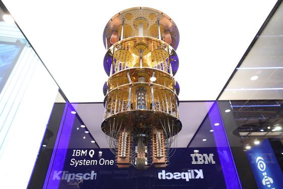 IBM의 상용 퀀텀 컴퓨팅(양자컴퓨터) 시스템인 'IBM Q 시스템 원'. 뉴스1