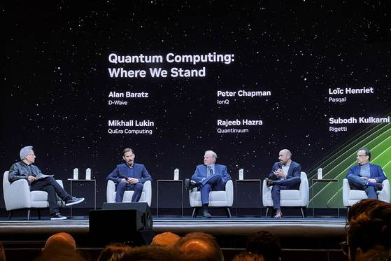 젠슨 황 엔비디아 CEO가 지난 3월 20일 미국 캘리포니아주 새너제이에서 열린 엔비디아 연례 개발자 콘퍼런스(GTC 2025)에서 양자 컴퓨팅 기업 임원들과 인터뷰하고 있다. 로이터=연합뉴스