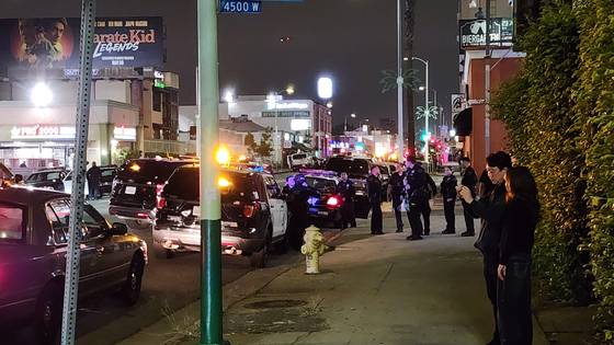 11일(현지시간) 오후 9시께 미국 로스앤젤레스(LA) 코리아타운에 트럼프 정부의 강경한 이민 정책에 반대하는 시위대가 기습 시위를 벌였다. 지난 6일 LA에서 대규모 시위가 시작된 이후 코리아타운에 시위대가 진입한 건 이번이 처음이다. 로스앤젤레스=강태화 특파원