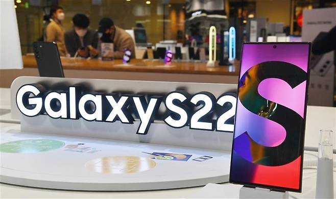 2022년 삼성전자의 갤럭시S22 시리즈 출시 당시 서울 서초구 삼성 딜라이트에서 시민들이 기기를 체험하고 있다./사진=김범준 기자