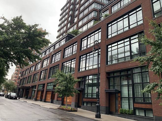 뉴욕시 맨해튼 찰스스트리트의 150번지에 위치한 고급 콘도미니엄. 이 콘도의 한 세대는 최근 6000만 달러에 거래됐다. 다운타운 맨해튼의 역대 최고가 기록이다. 사진=박신영 뉴욕특파원