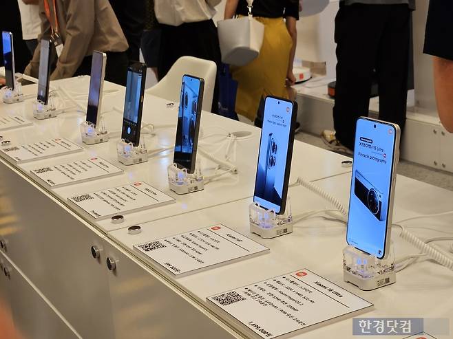 11일 서울 강남구 코엑스에서 샤오미의 레드미, 포코, 울트라 스마트폰 라인이 전시되어 있다. 사진=박수빈 기자