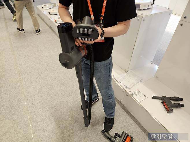 11일 서울 강남구 코엑스에서 샤오미코리아 관계자가 반려견 빗질이 가능한 청소기 헤드를 소개하고 있다. 사진=박수빈 기자