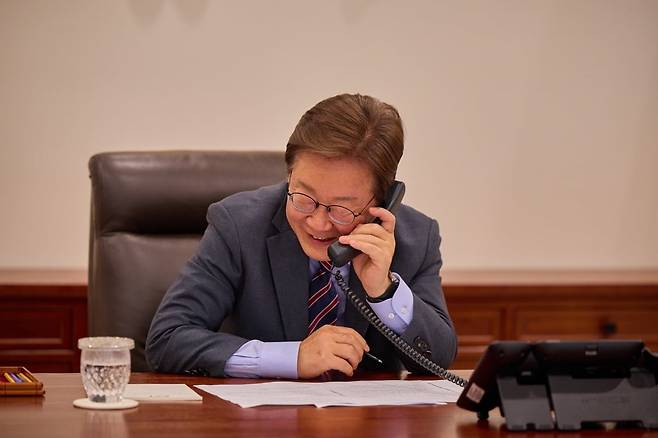 이재명 대통령이 12일 서울 용산 대통령실 청사 집무실에서 앤서니 앨버니지 호주 총리와 전화 통화를 하고 있다. /사진=연합뉴스