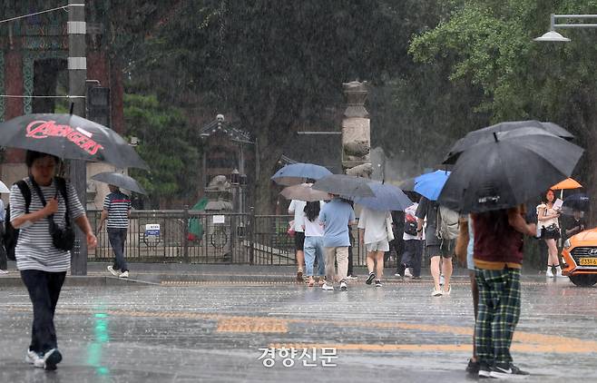 우산을 쓴 시민들이 서울 광화문사거리 횡단보도를 건너고 있다. 정지윤 선임기자