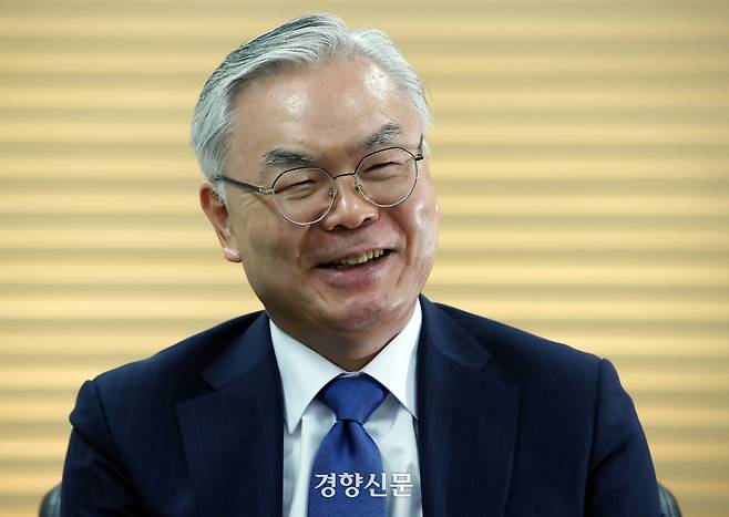 김선수 전 대법관이 지난해 8월 서울 정동 경향신문사에서 인터뷰를 하고 있다. 서성일 선임기자