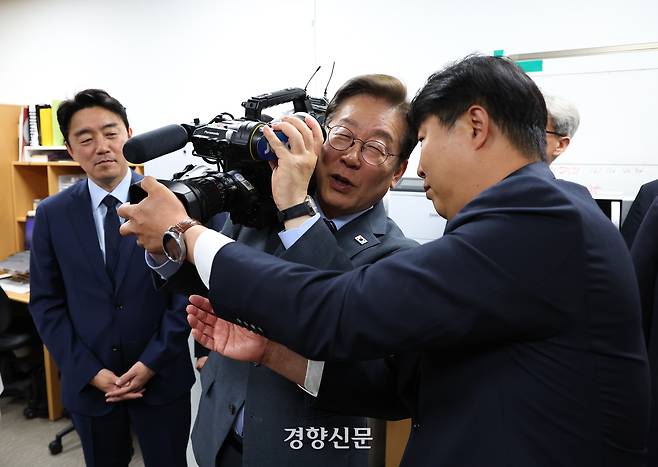 이재명 대통령이 12일 서울 용산 대통령실청사 영상기자실을 방문해 카메라를 사용해보고 있다. 김창길 기자
